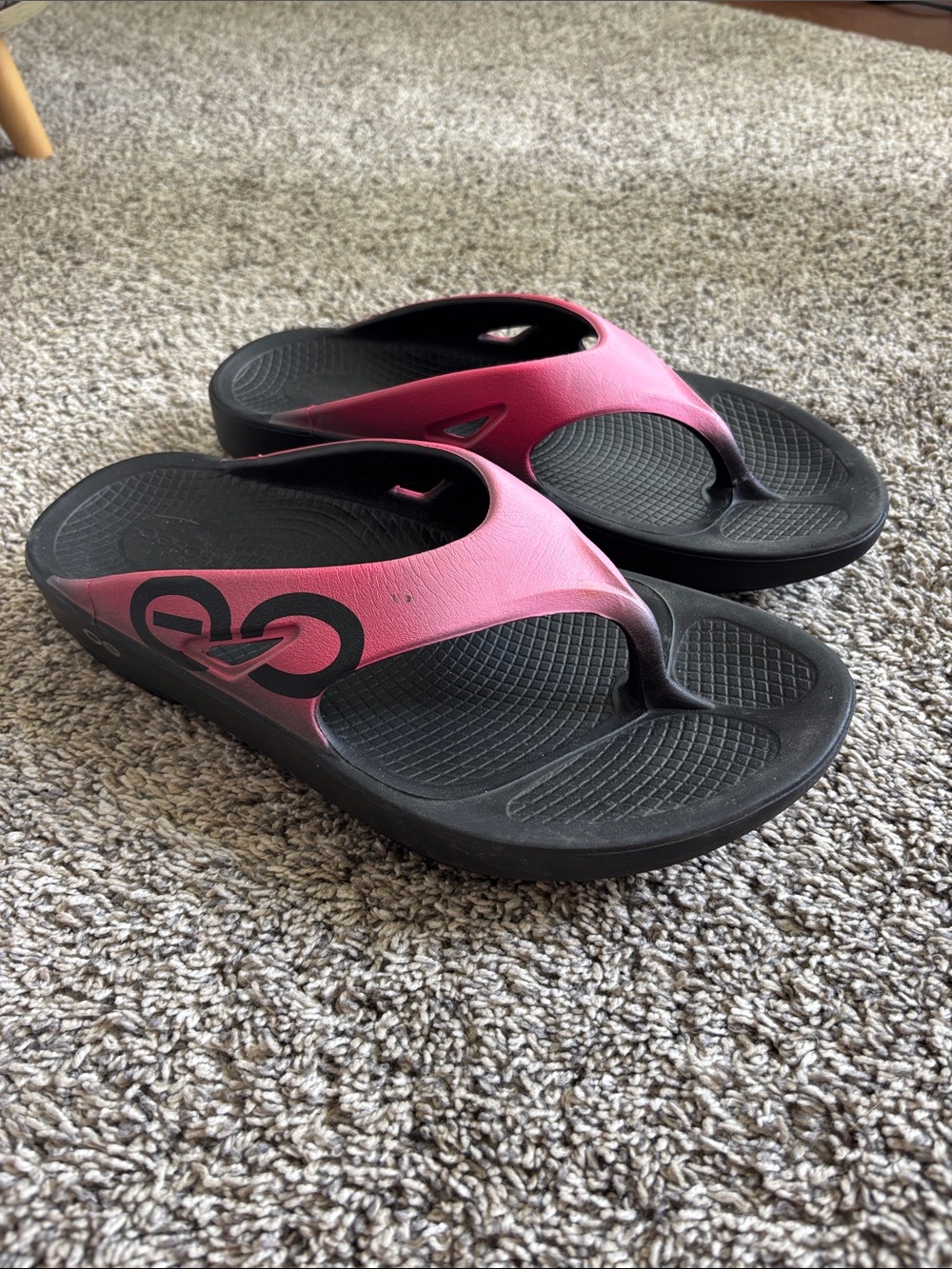 OOFOS Black Footbed with Pink Strap Thong Sandals